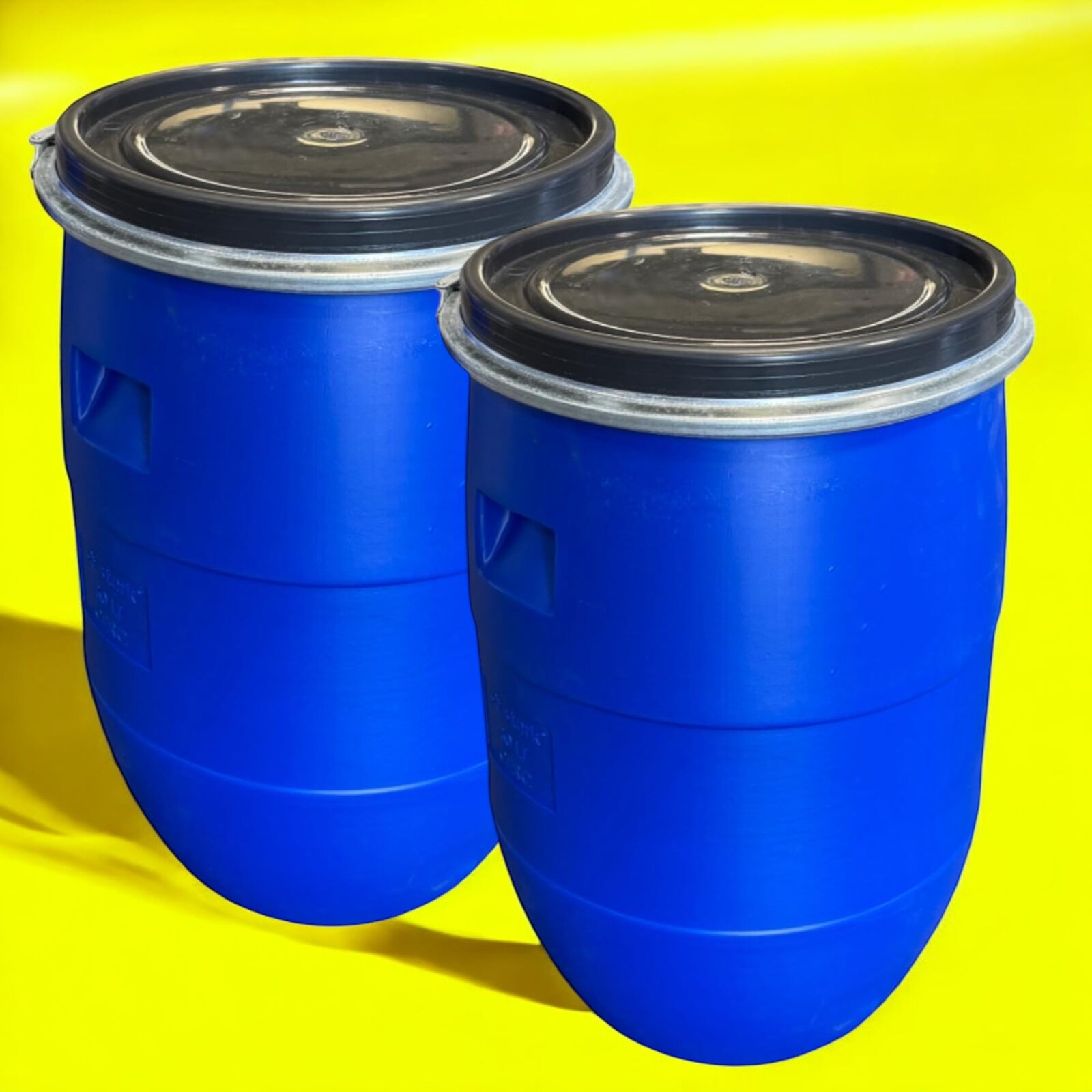 Lot de 2 fûts plastiques 60 L avec couvercle amovible et cerclage